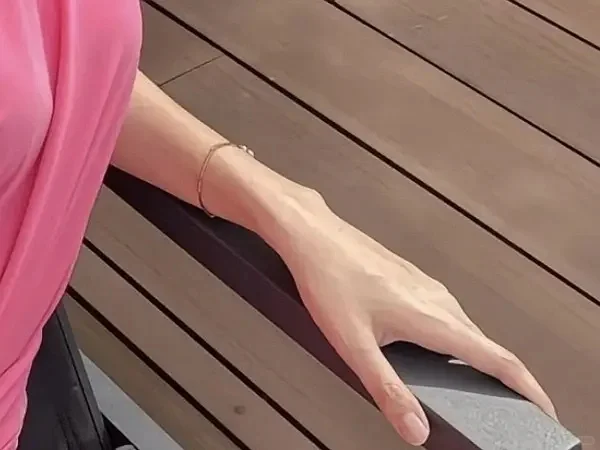 这谁的手啊好长一只