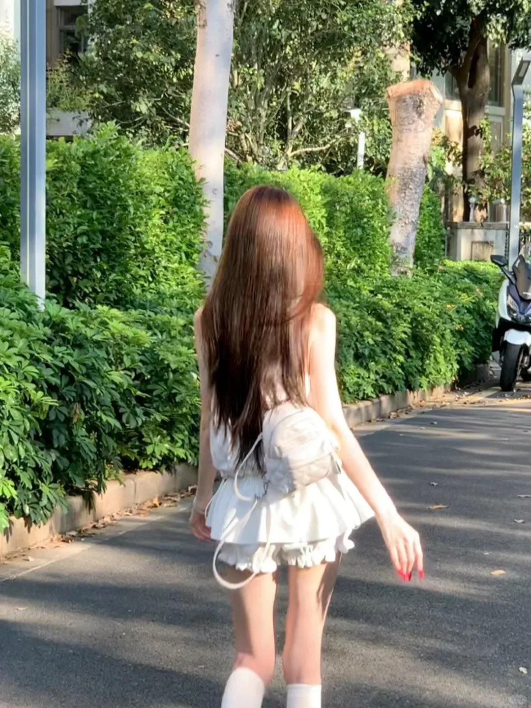 漫步林荫道，邂逅清新佳人