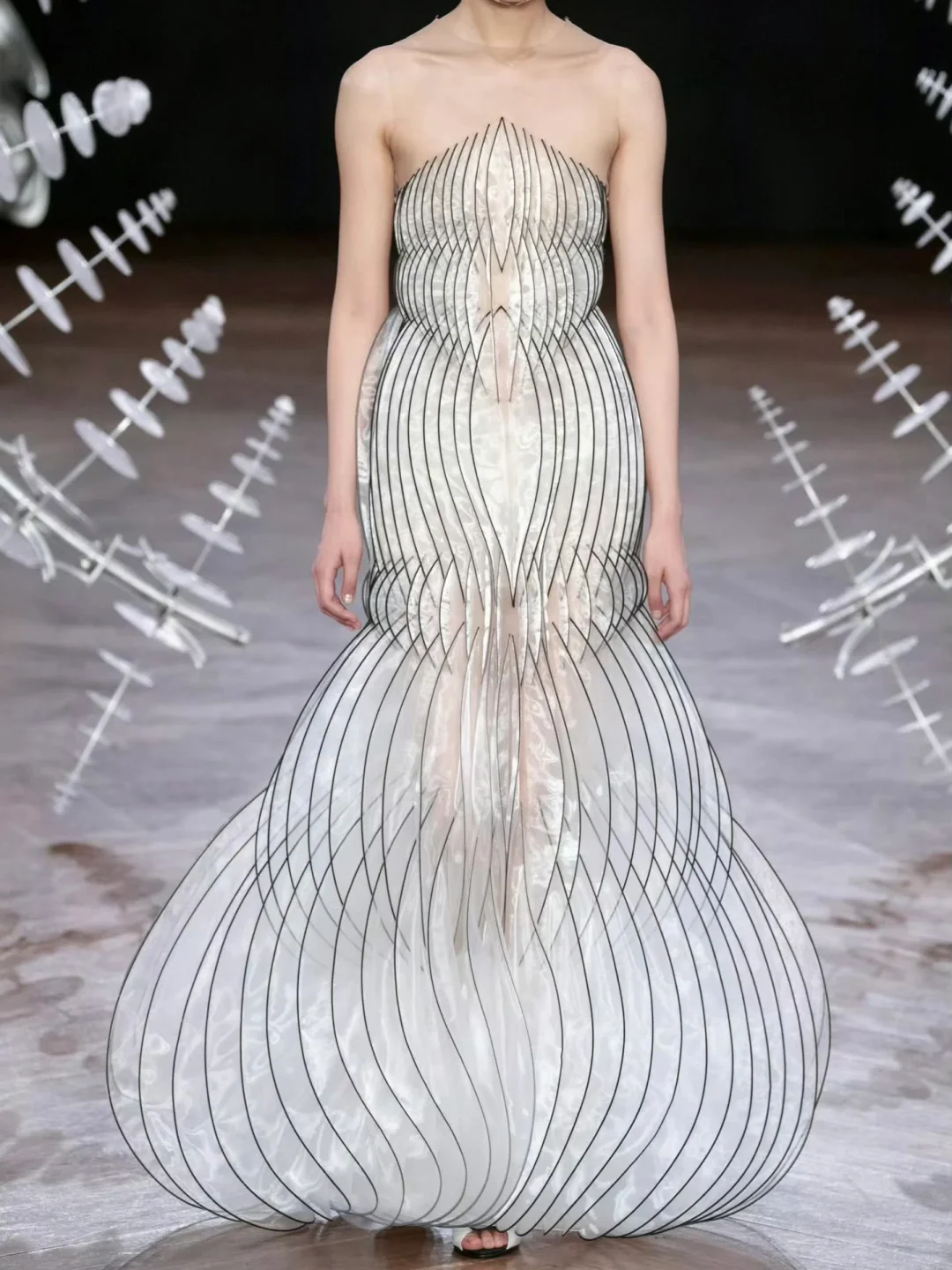 Iris Van Herpen 2019 秋冬🧬流动的线条美