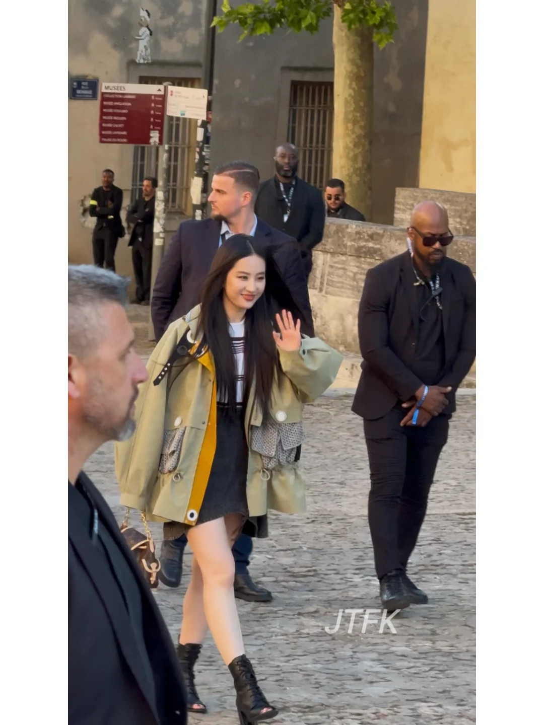 路拍飞吻，今天是酷帅青春女大！
