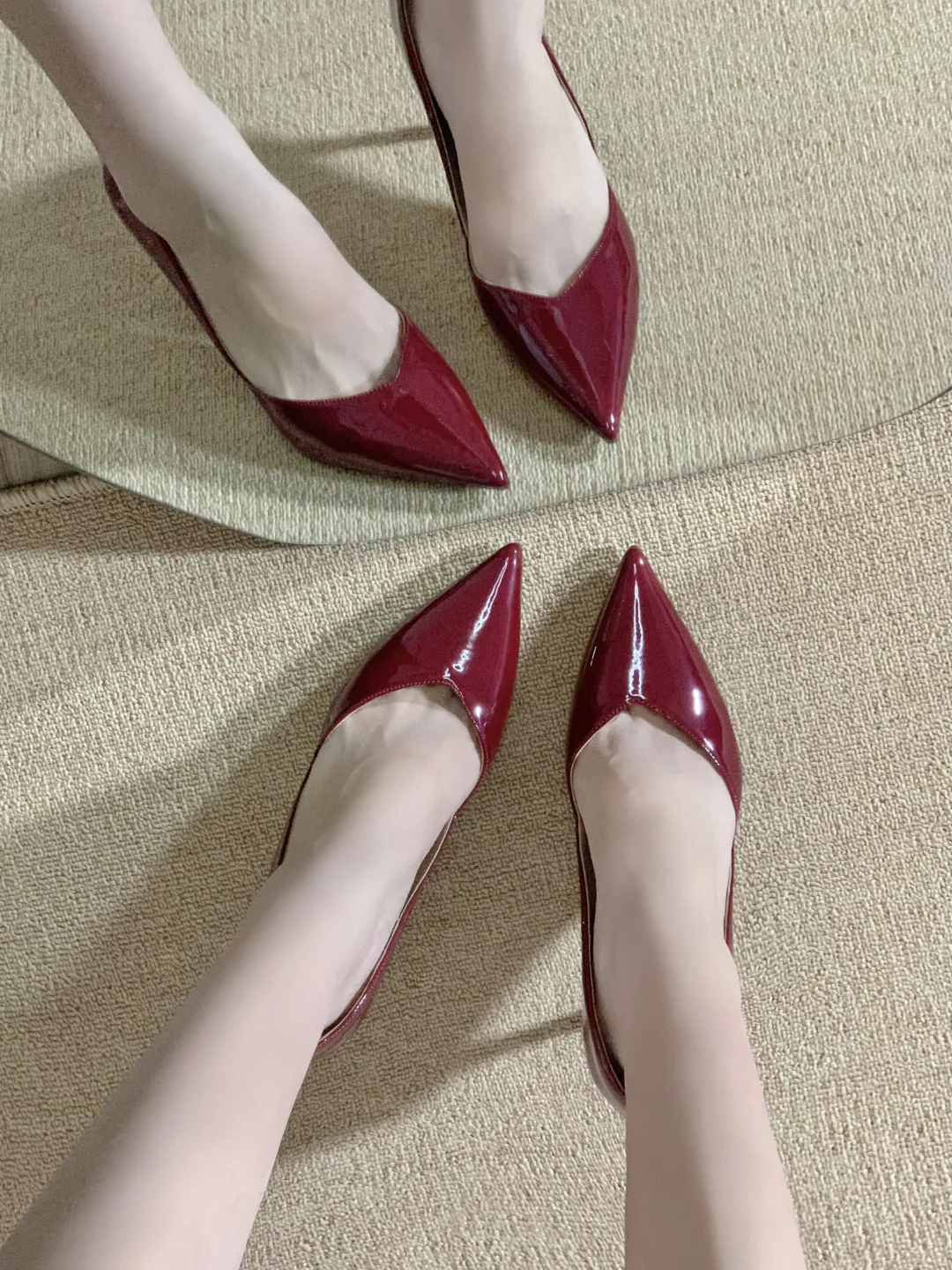 原来酒红色高跟鞋更有韵味…