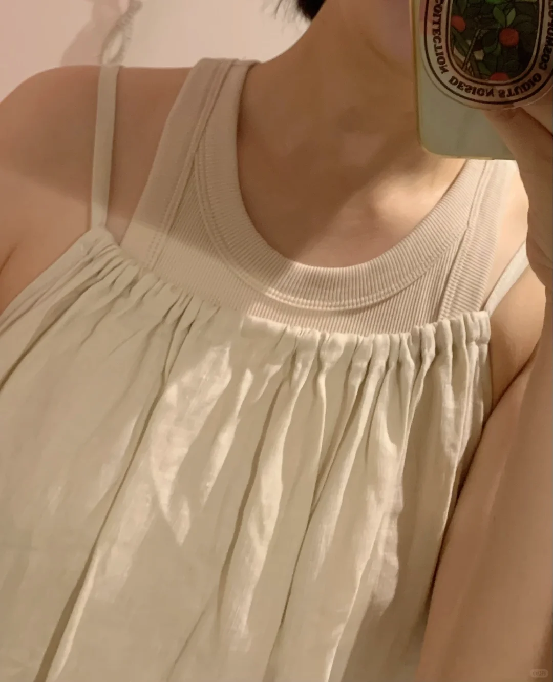 给吊带裙配个背心