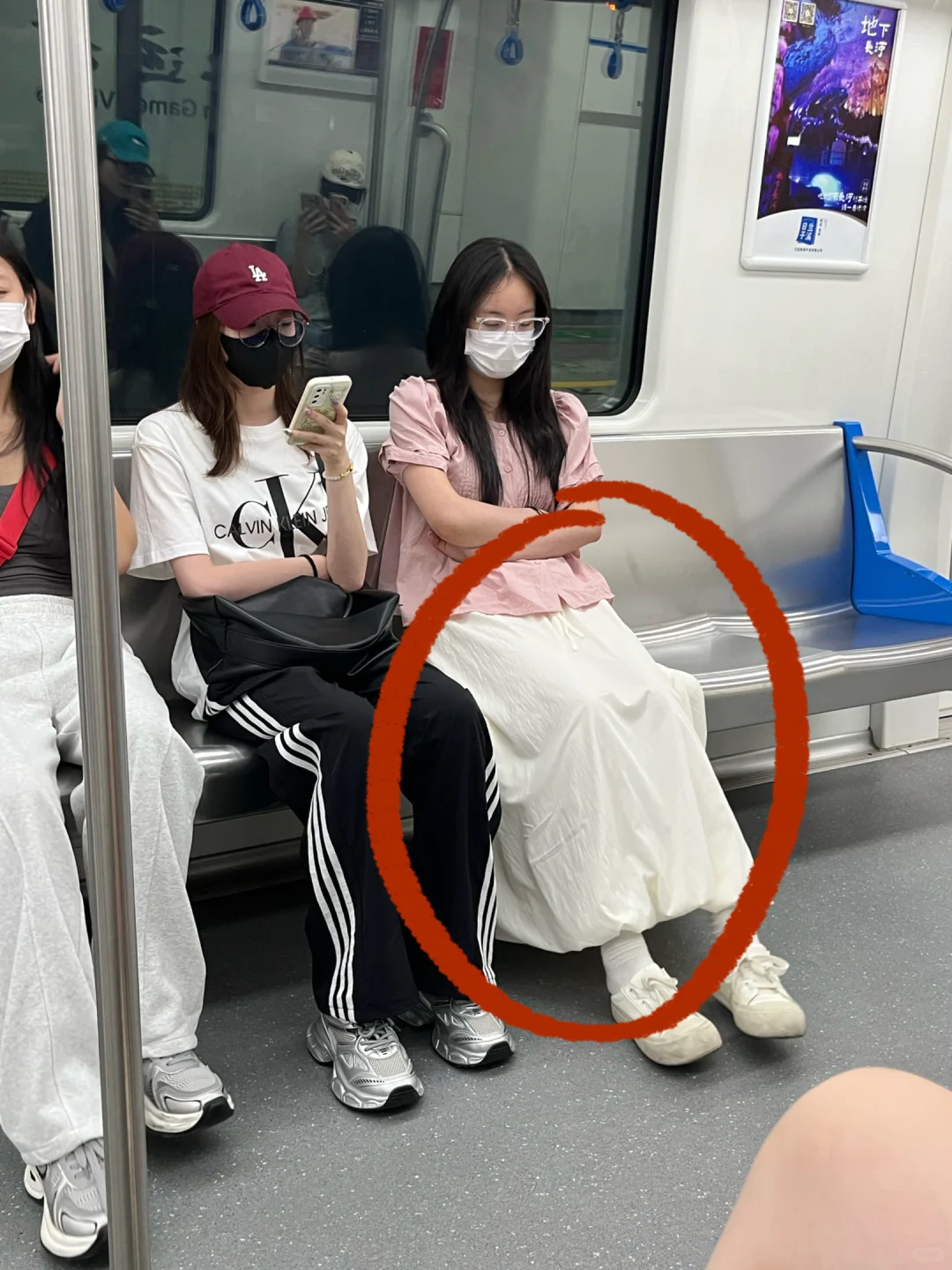 地铁里看到的。瞬间对甜妹穿搭下头了。。。