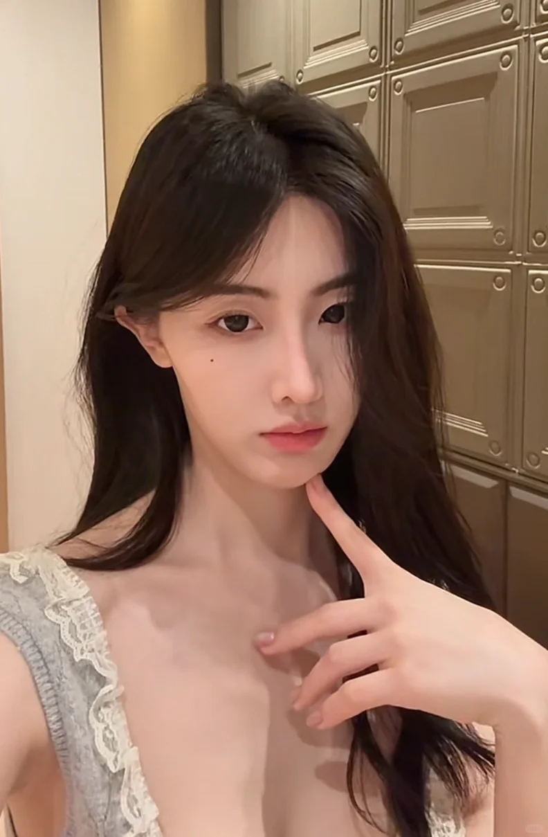 女大模特，大吃📹 蹲摄影师