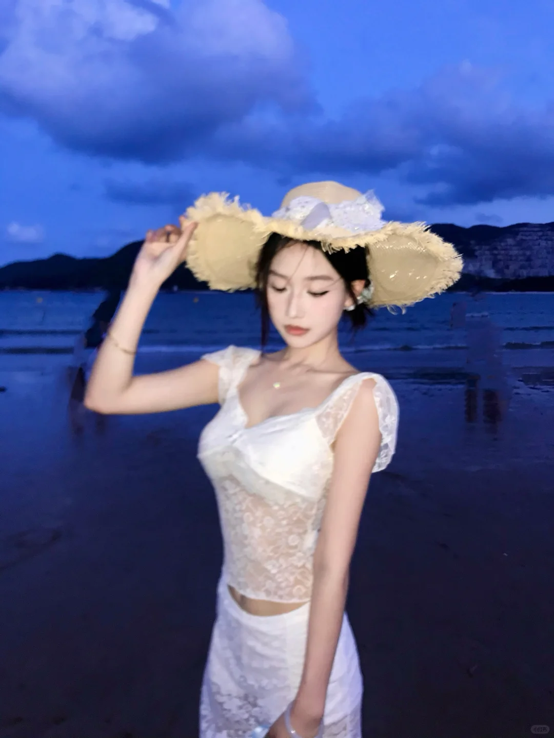 甜妹拍照姿势轻松拿捏咯 草帽太给力了！！