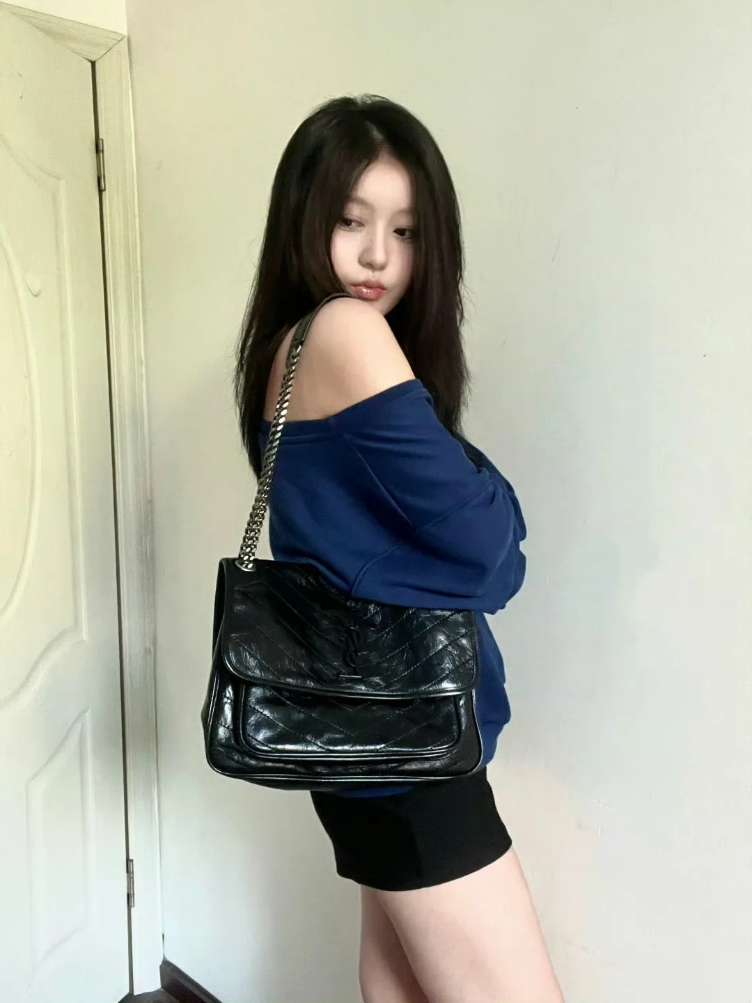 谁说冷肩不能穿出辣妹感？