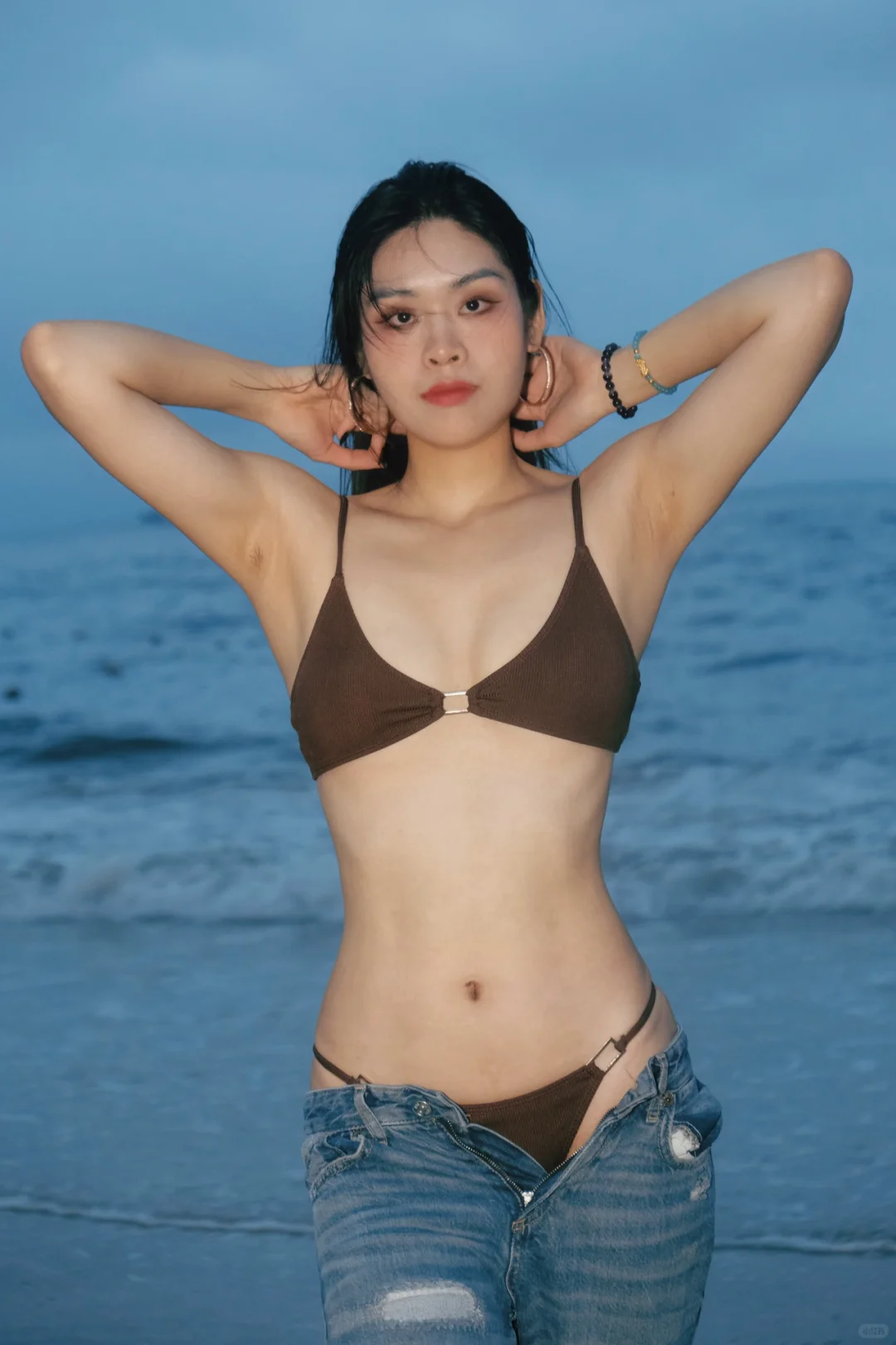 阴雨天海边的👙冷感和性感都拿捏🏝️