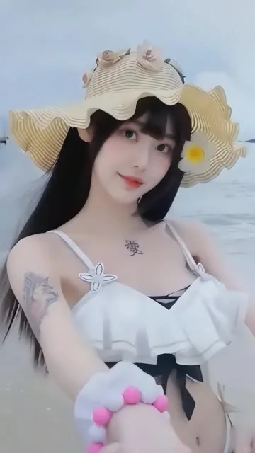 正常穿搭，海边游玩，无不良引导
