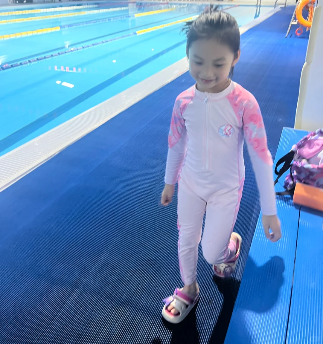 游泳女孩来了🏊🏻‍♀️