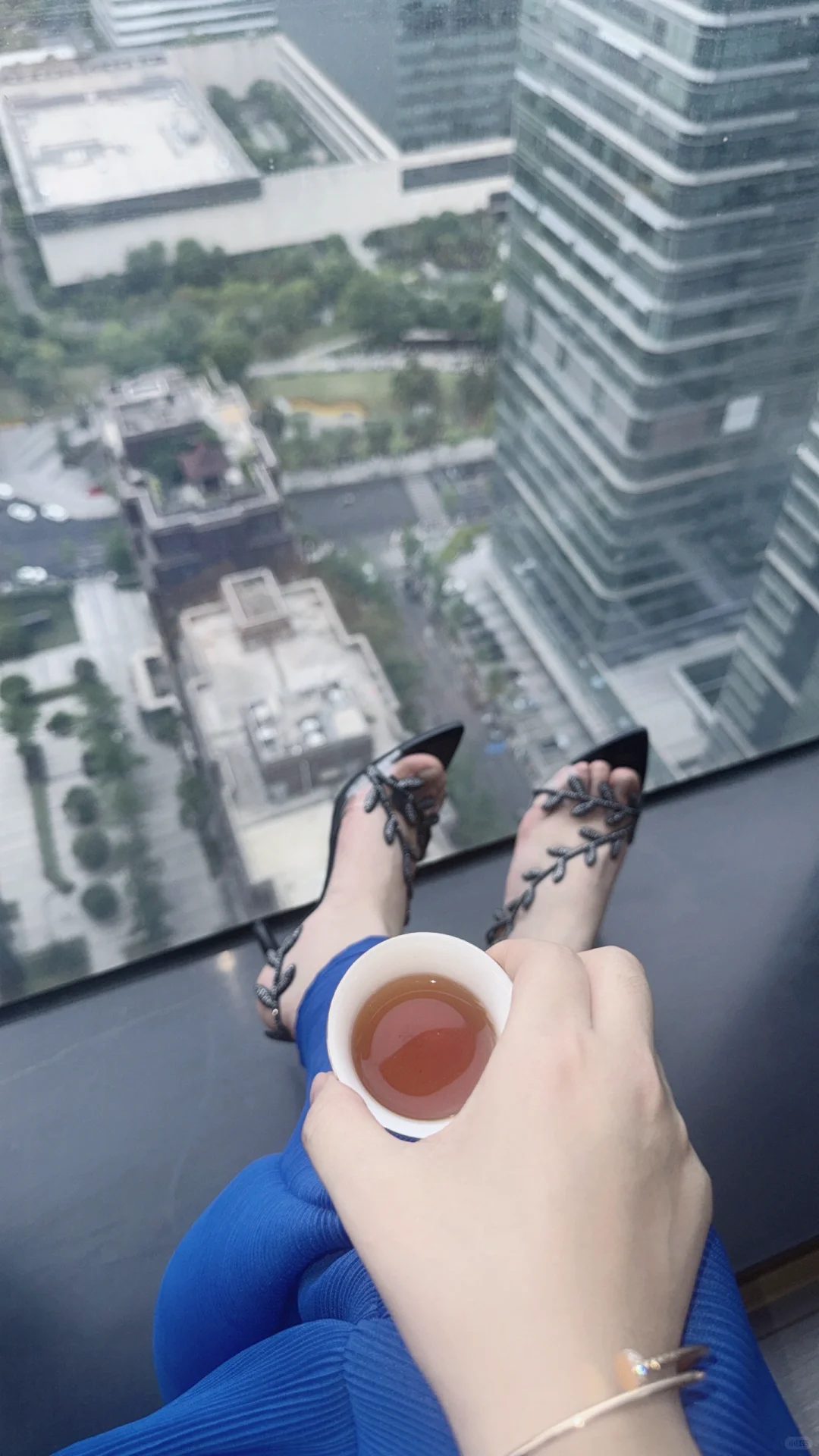 绝美御姐高跟鞋👠今天是职场喝茶御姐风