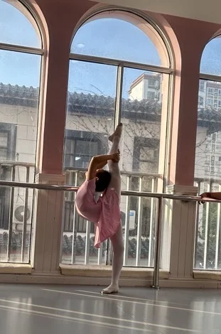 怎么会有这么可爱的舞者啊～～～