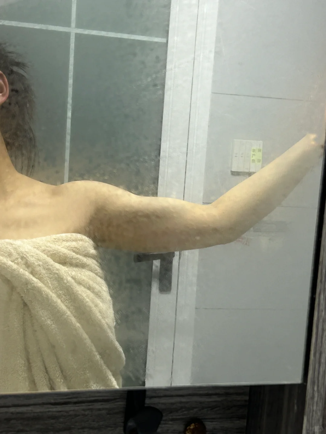 首先 我很喜欢这个有力量感的胳膊 其次