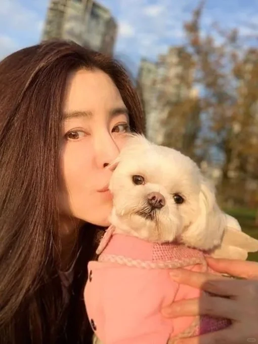 57岁王祖贤晒素颜自拍，网友感慨女神脸垮了