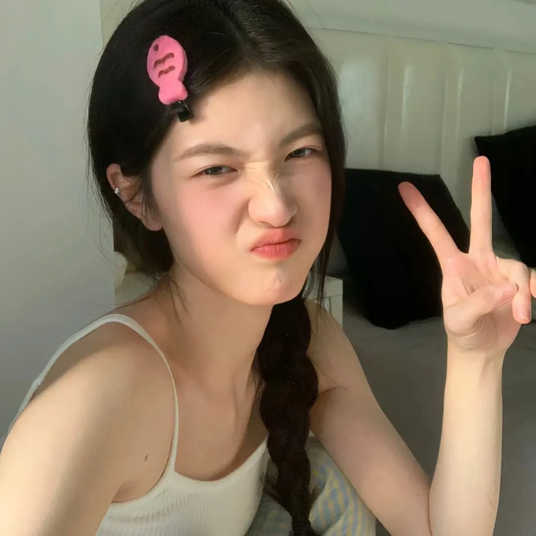 吊带美女头像｜干净女头像