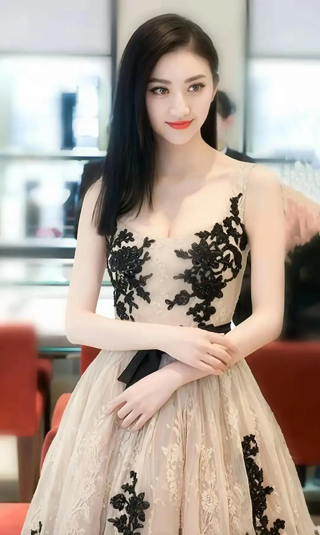 白色紧身衣性感写真，胸围身材好丰满！