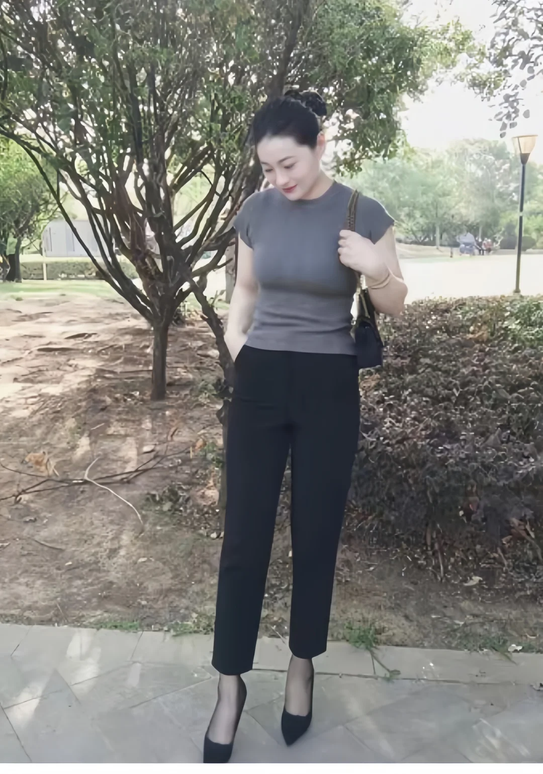 气质美女少妇，你喜欢吗?