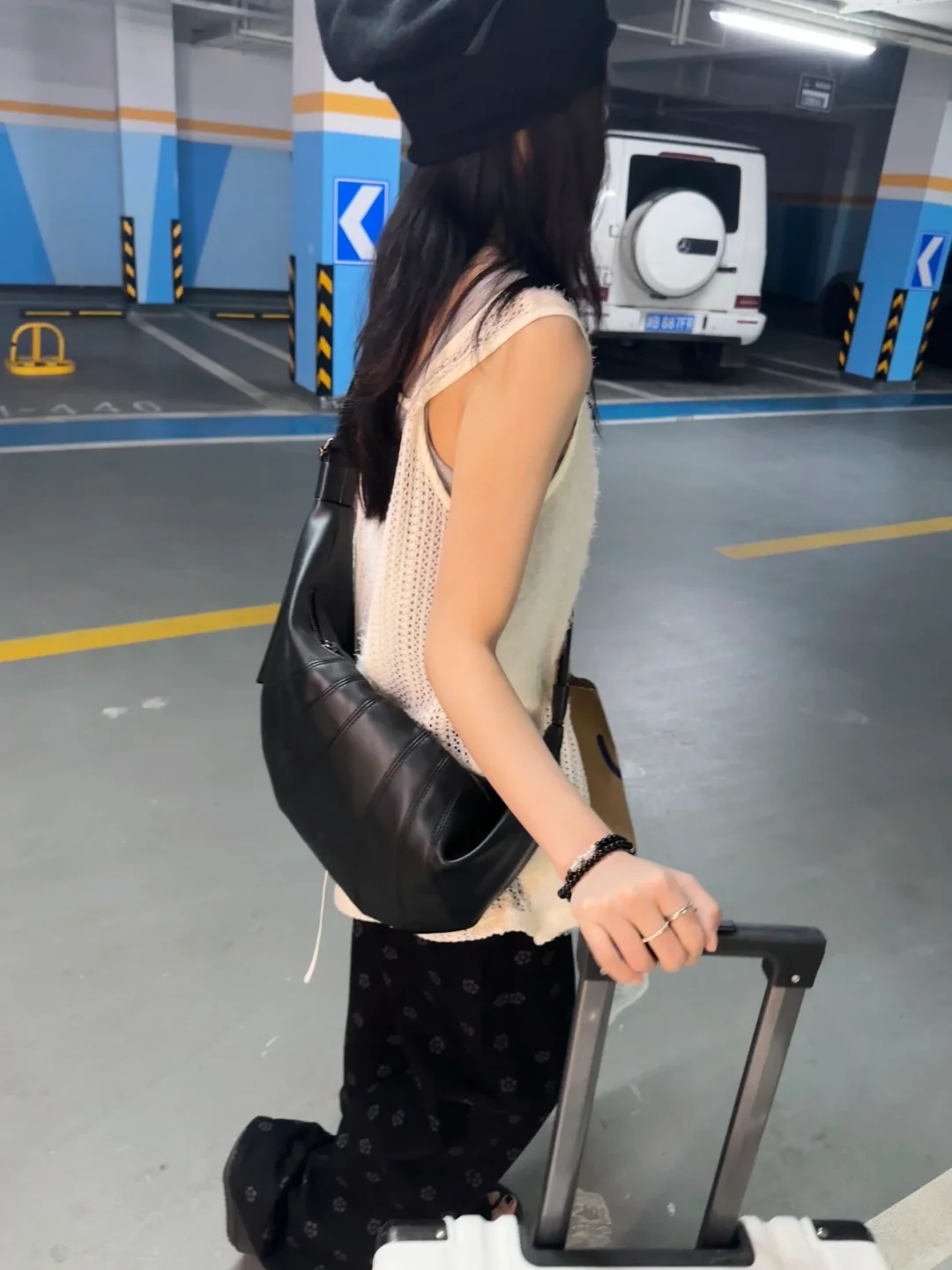 都去穿这件不规则蕾丝背心 配黑裤～娘man！