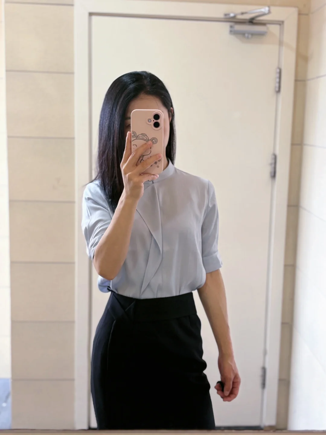 今日HR职场穿搭：巨显白的一套～