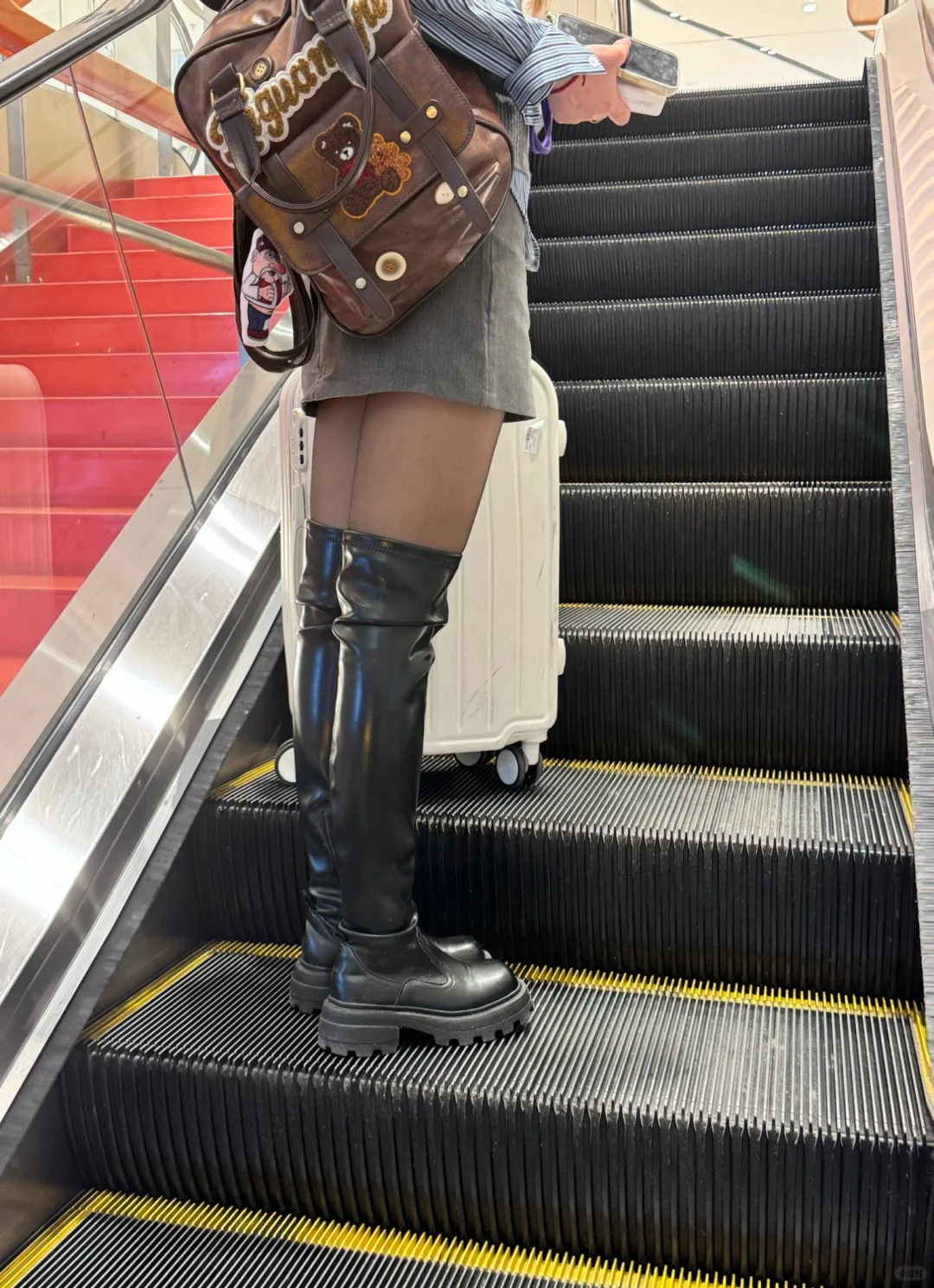 扶梯上看见的，美女也搞抽象么？？