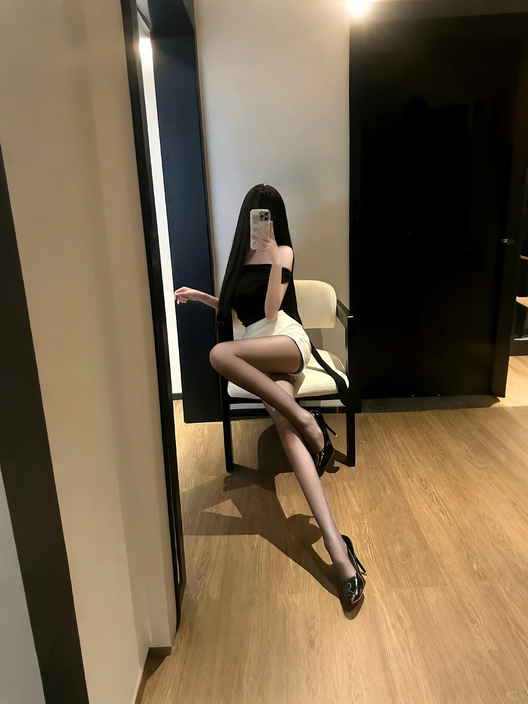 不是高冷难靠近，只是不屑与廉价的目光周旋