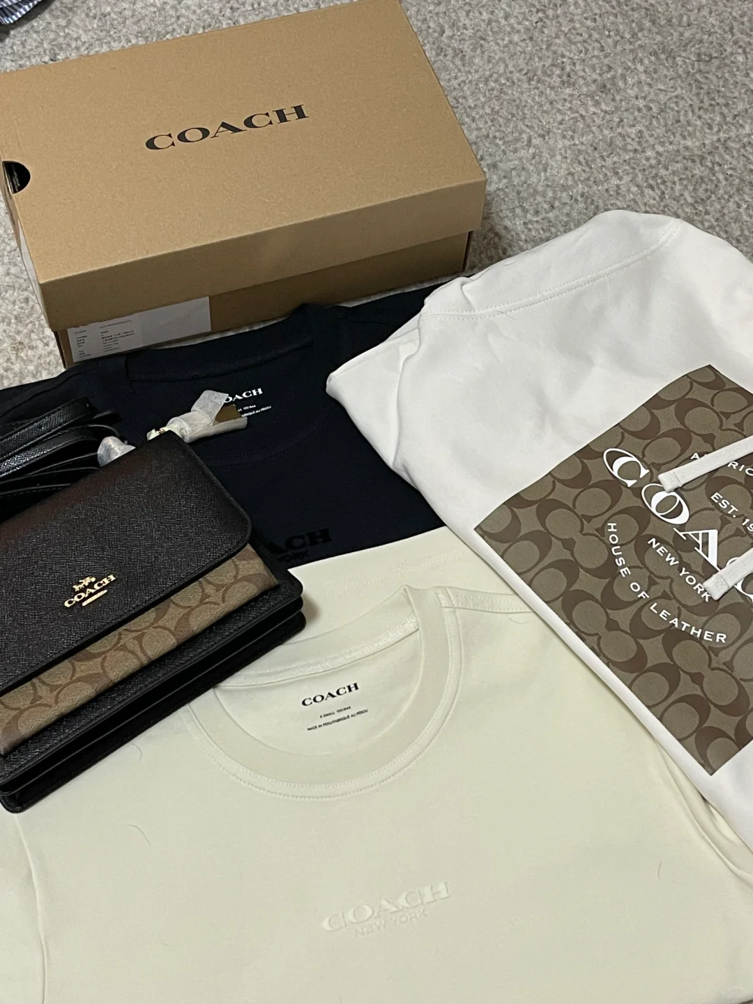工服到了！在蔻驰上班的每一天都好幸福❤️