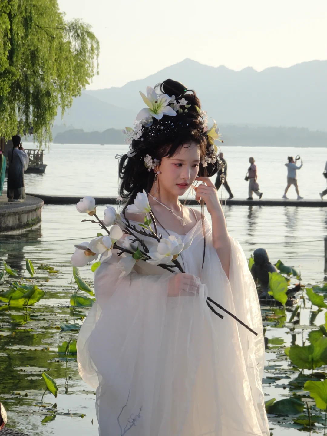 在西湖边拍到了绝美仙女