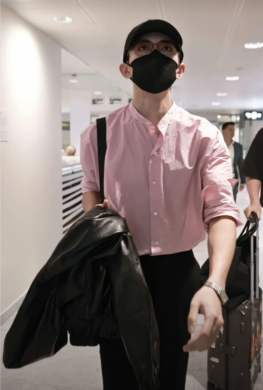 对不起 我还是对穿粉色衬衫的男人没有抵抗