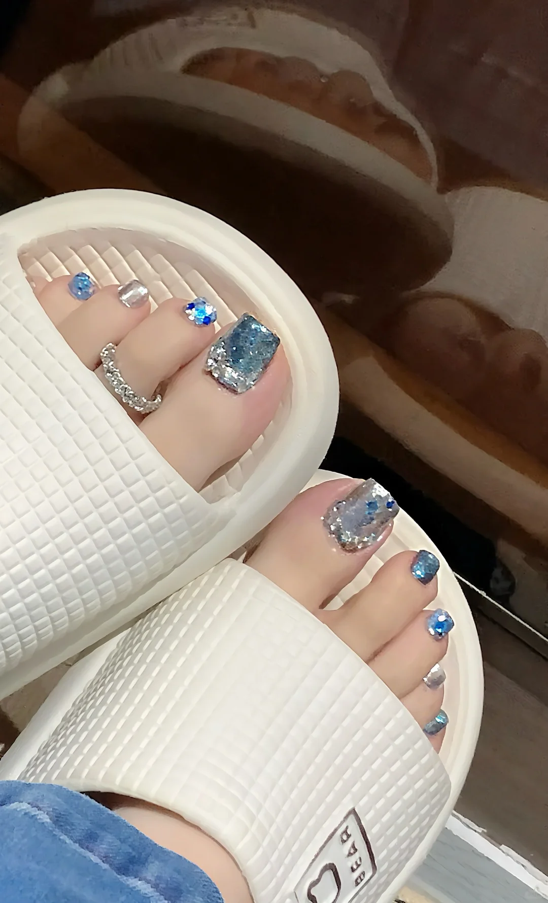老婆老婆，我宣布蓝色的脚指甲就是最显白的