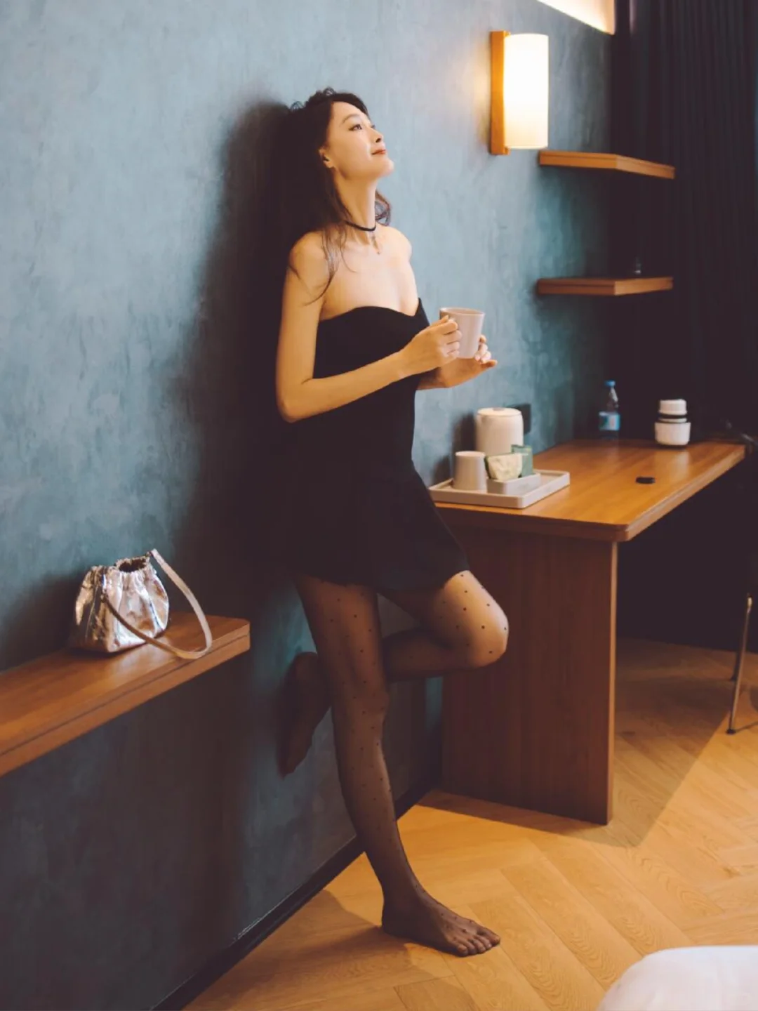【穿搭写真】和波点黑丝最搭的小黑裙来啦～