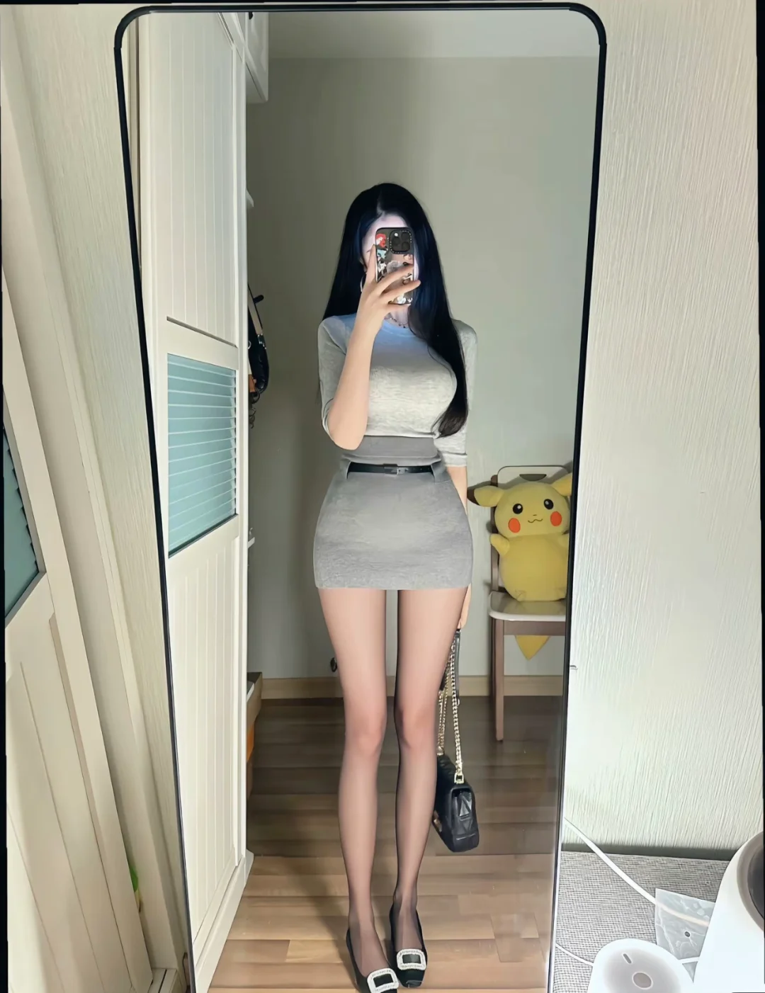 谁懂啊！灰色套装裙+黑丝小皮鞋，美出新高度