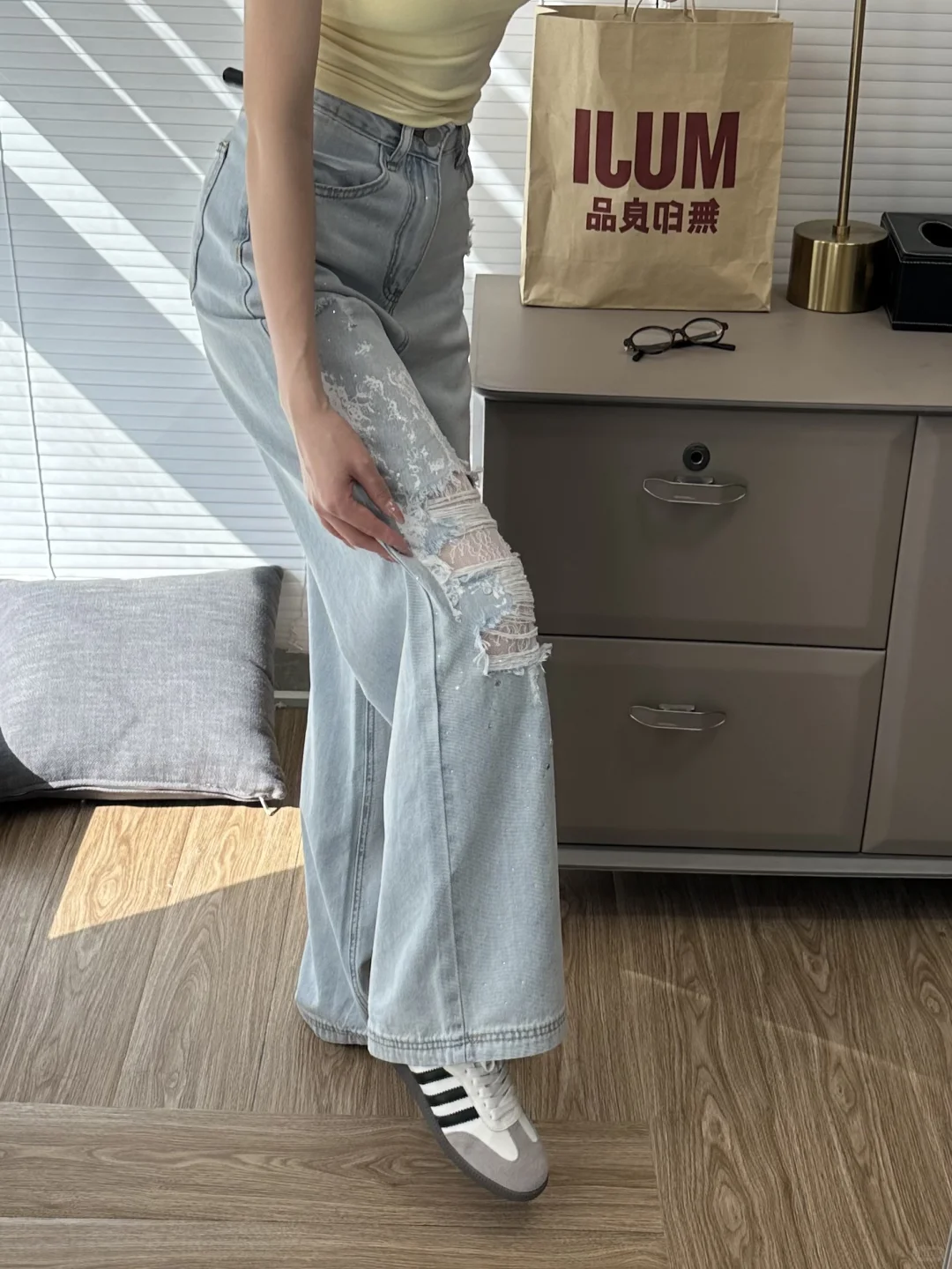 绝了！！这条蕾丝破洞裤让我早春穿搭赢麻了！！