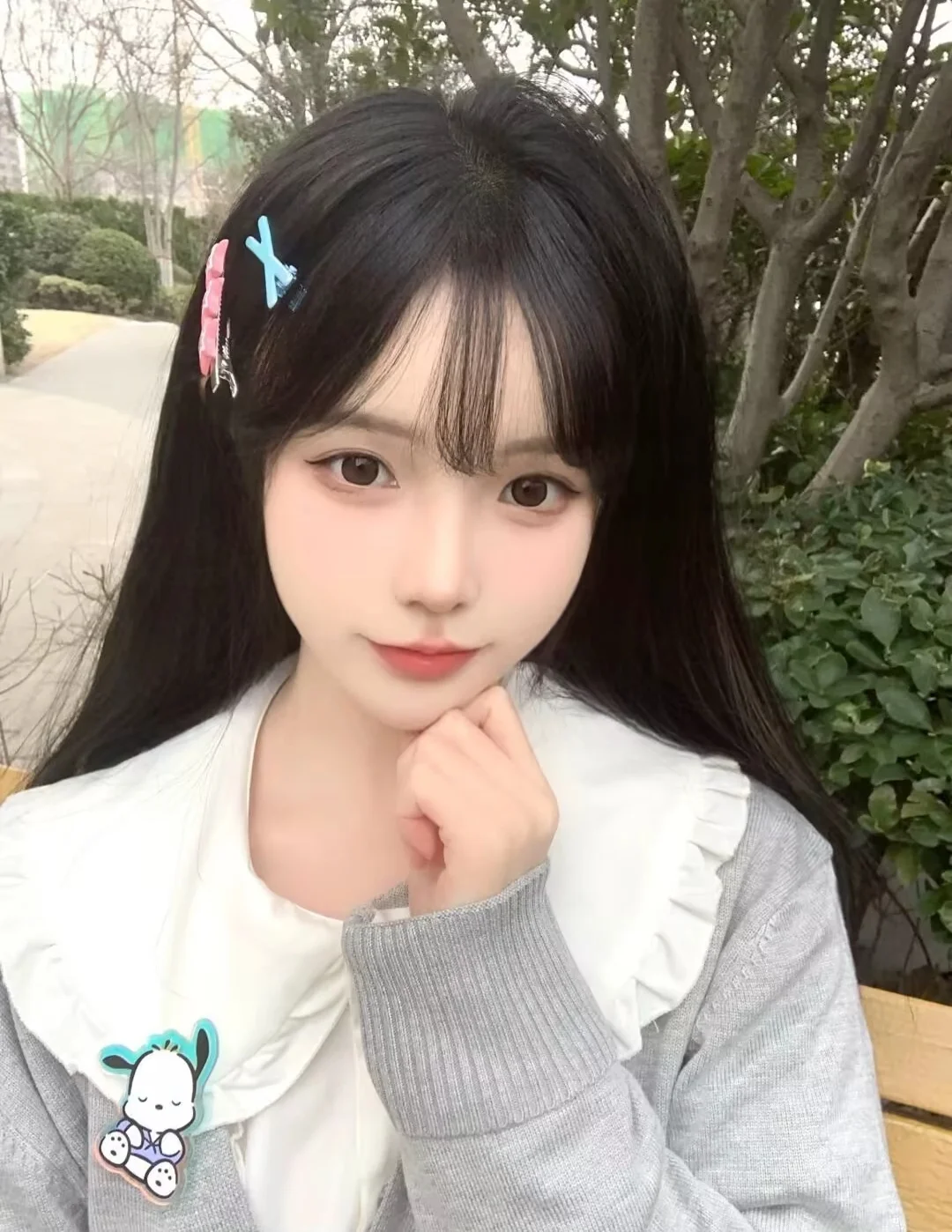 在校女大新人模特蹲个摄影师拍照