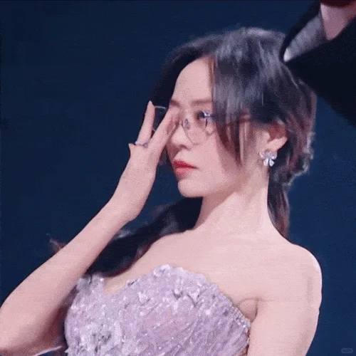 张靓颖金丝眼镜+鱼尾裙：30+女性的千面美学