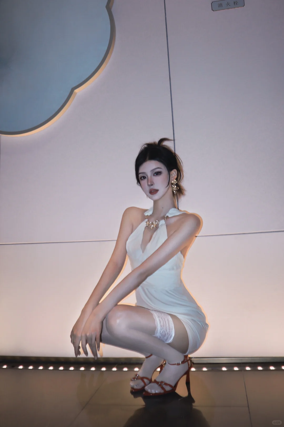纯白来点红色点缀