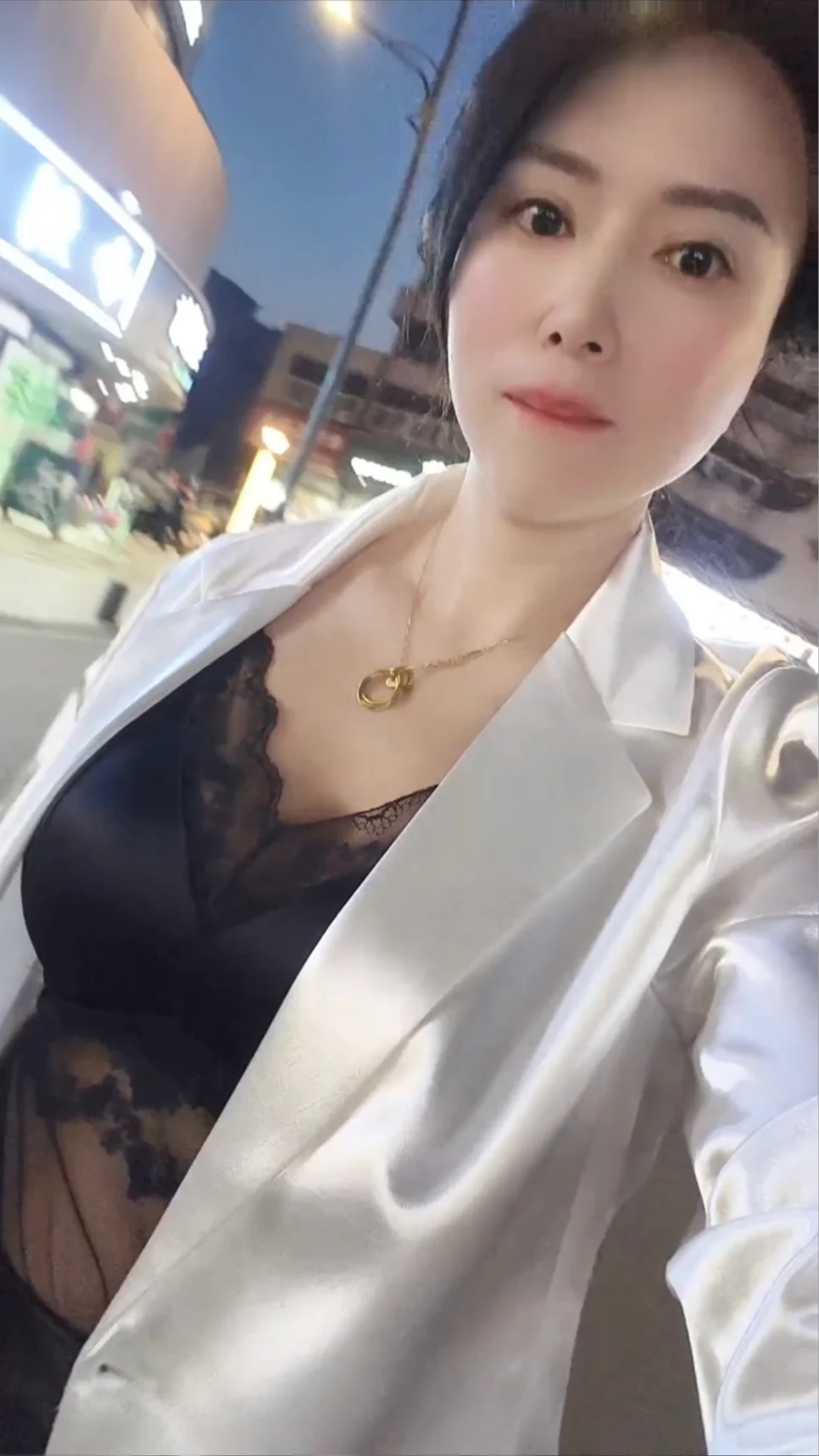 45岁离异又如何？大胆展示自己吧！