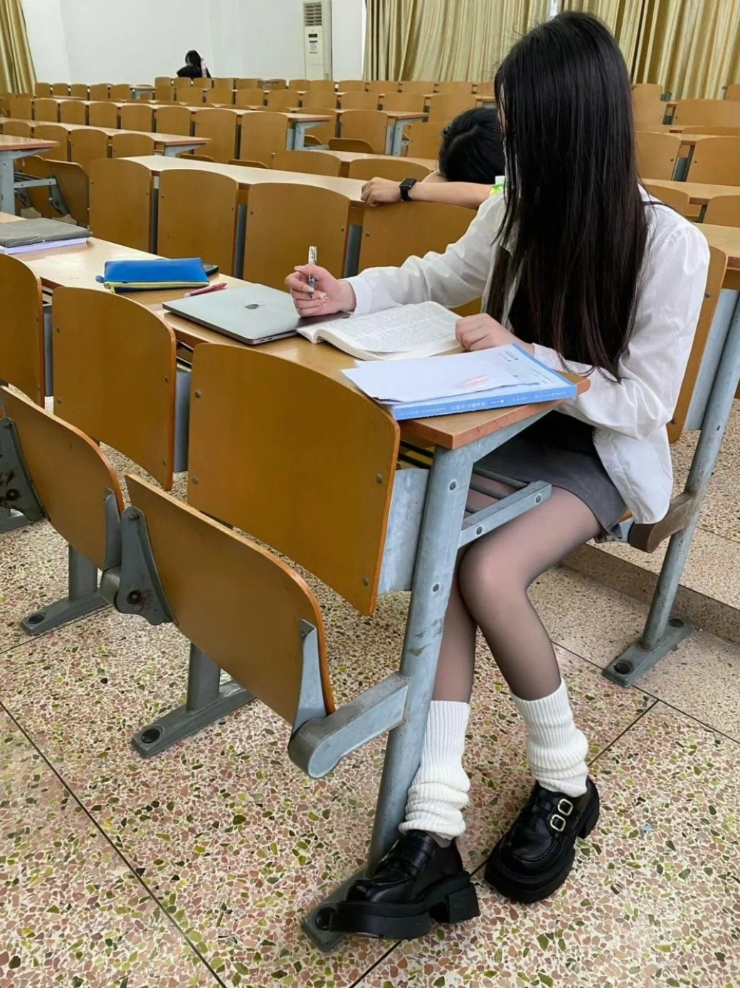 浅学Rose穿搭🤗黑丝白袜穿