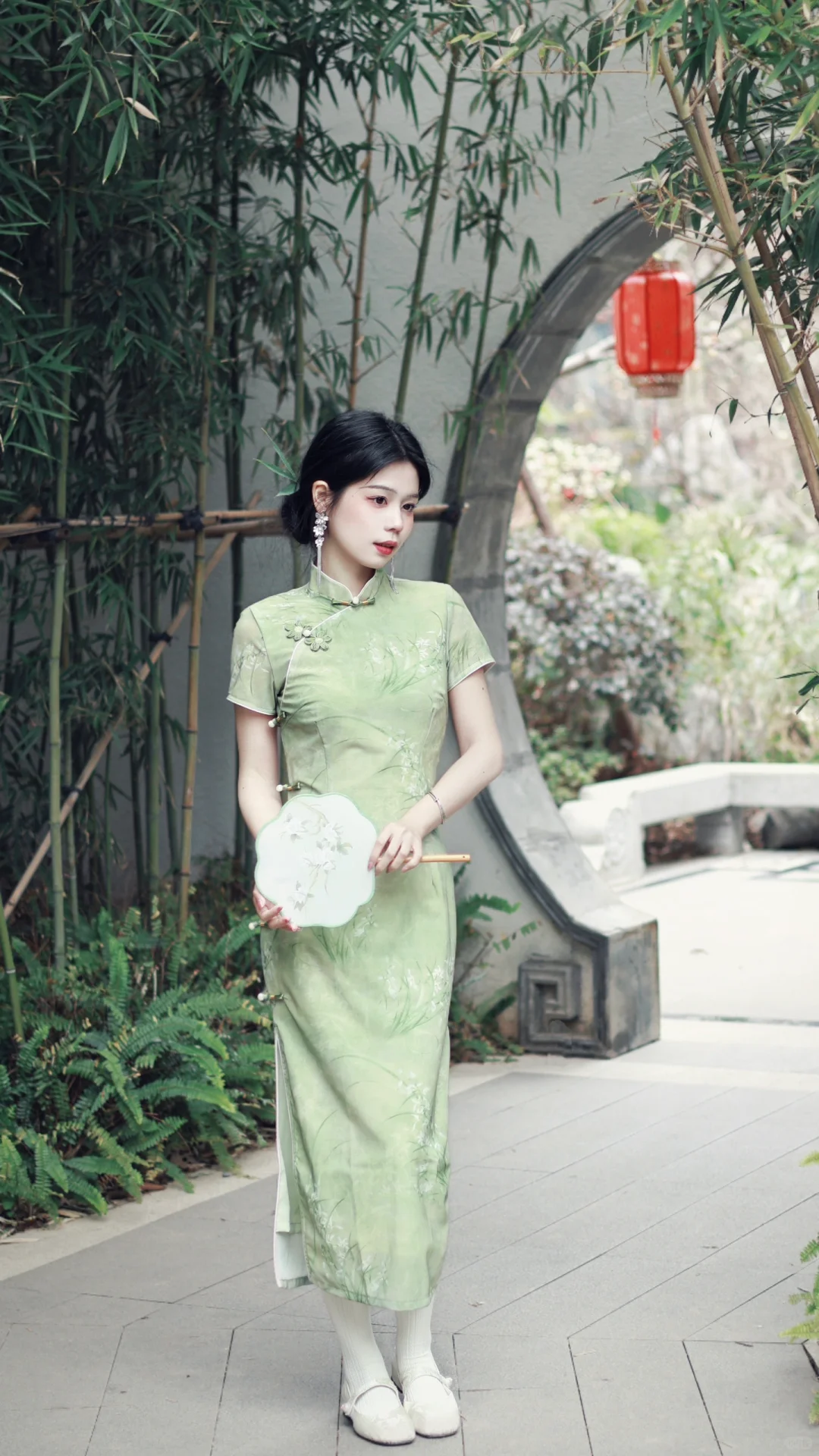 绿竹入幽径，青萝拂行衣。