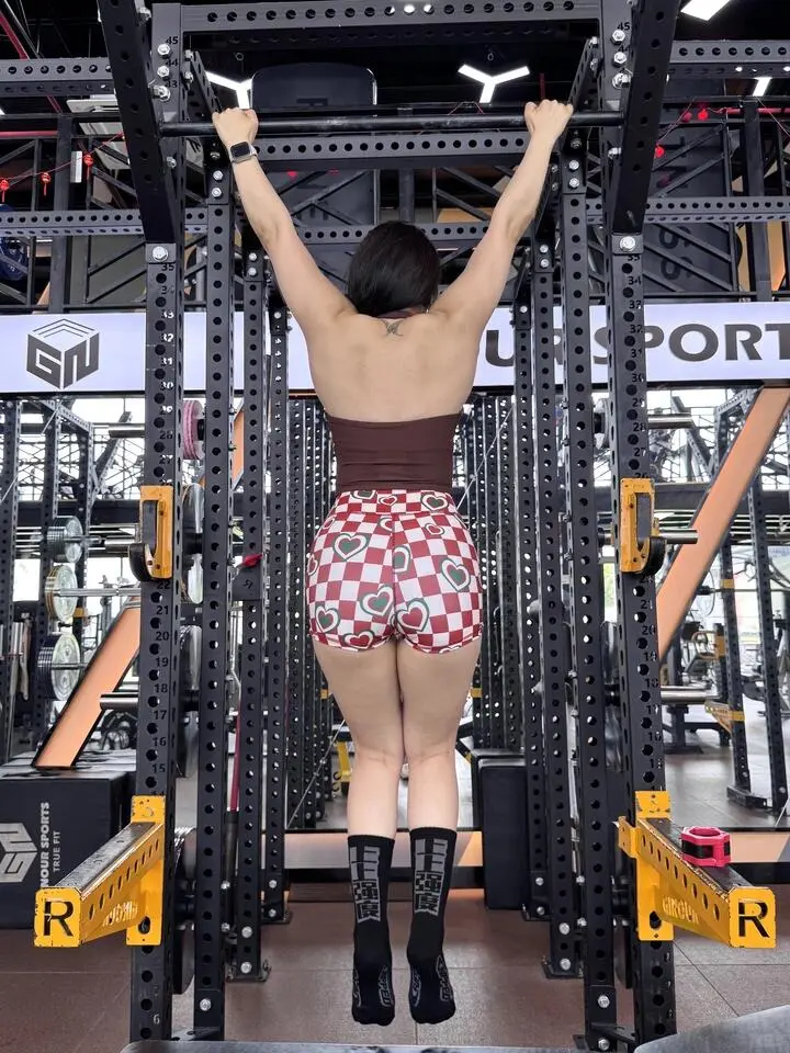 爱穿便宜背心的干练撸铁女