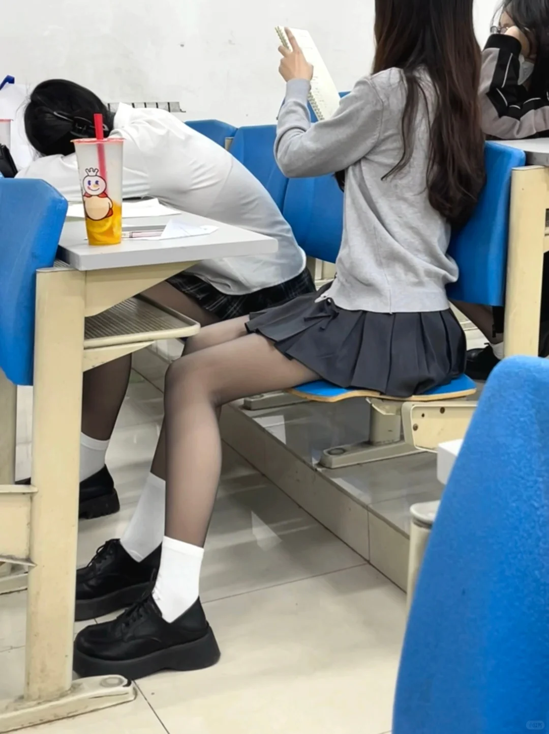 穿黑丝上课被盯800次...我都替她尴尬...