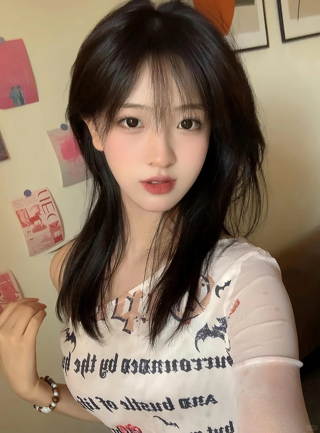在校女大新人模特 蹲个摄影师拍照