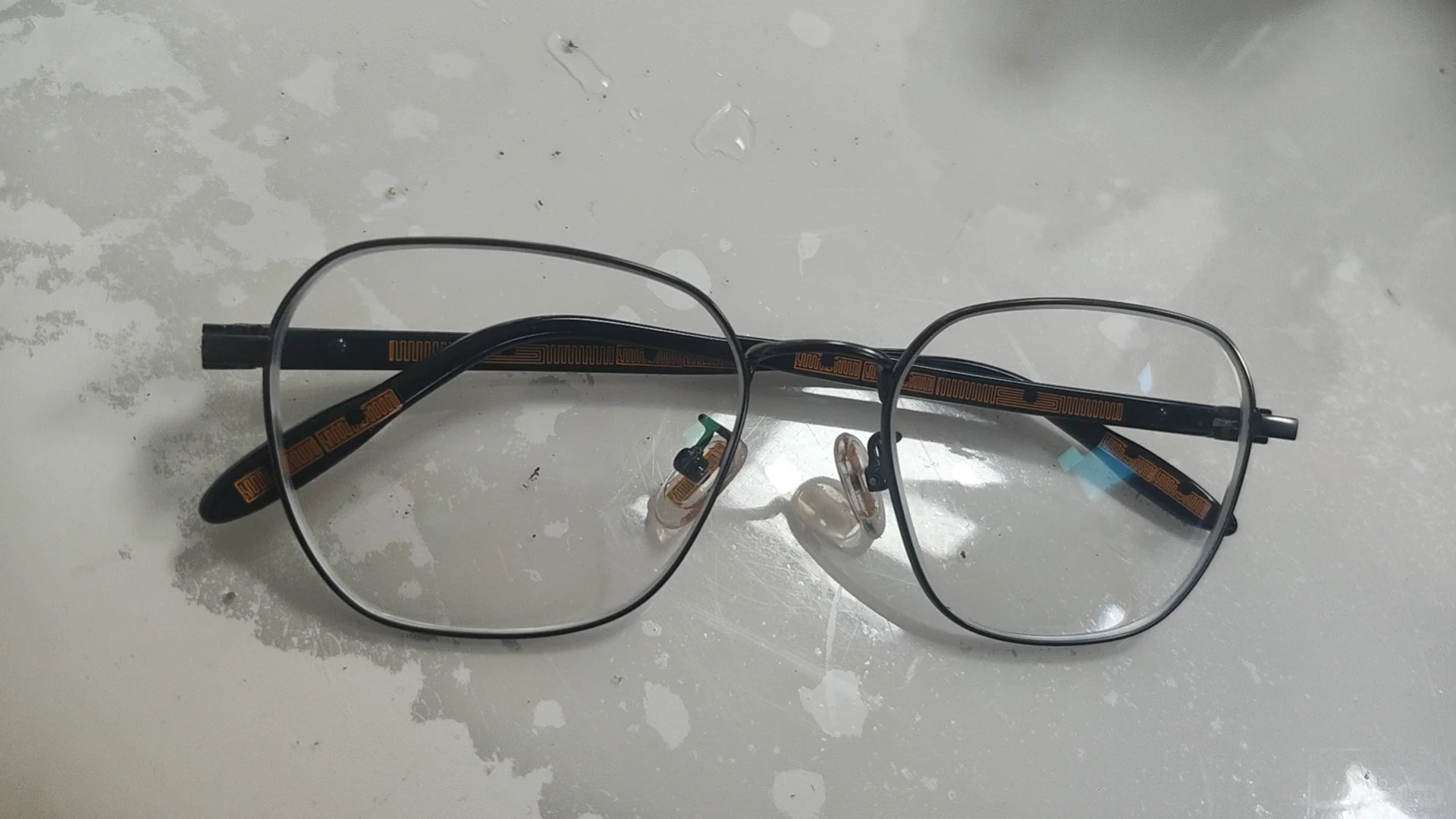 能去眼镜店借个老花镜用一晚上吗？