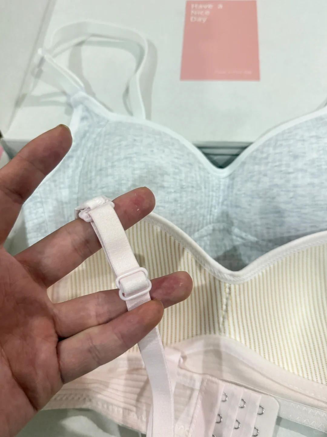 小胸！！穿上不空杯还很聚拢啊