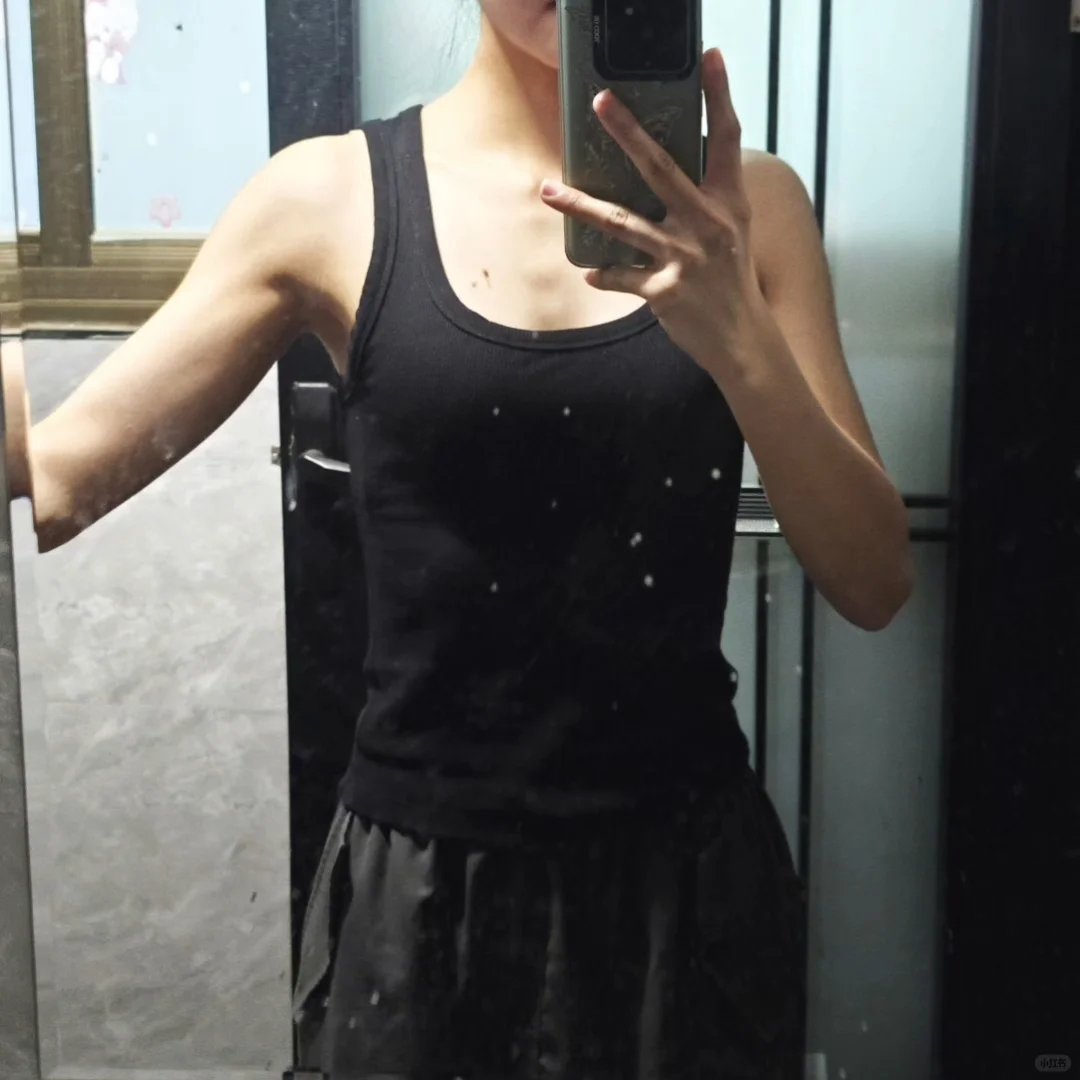 女大学生健身增肌…