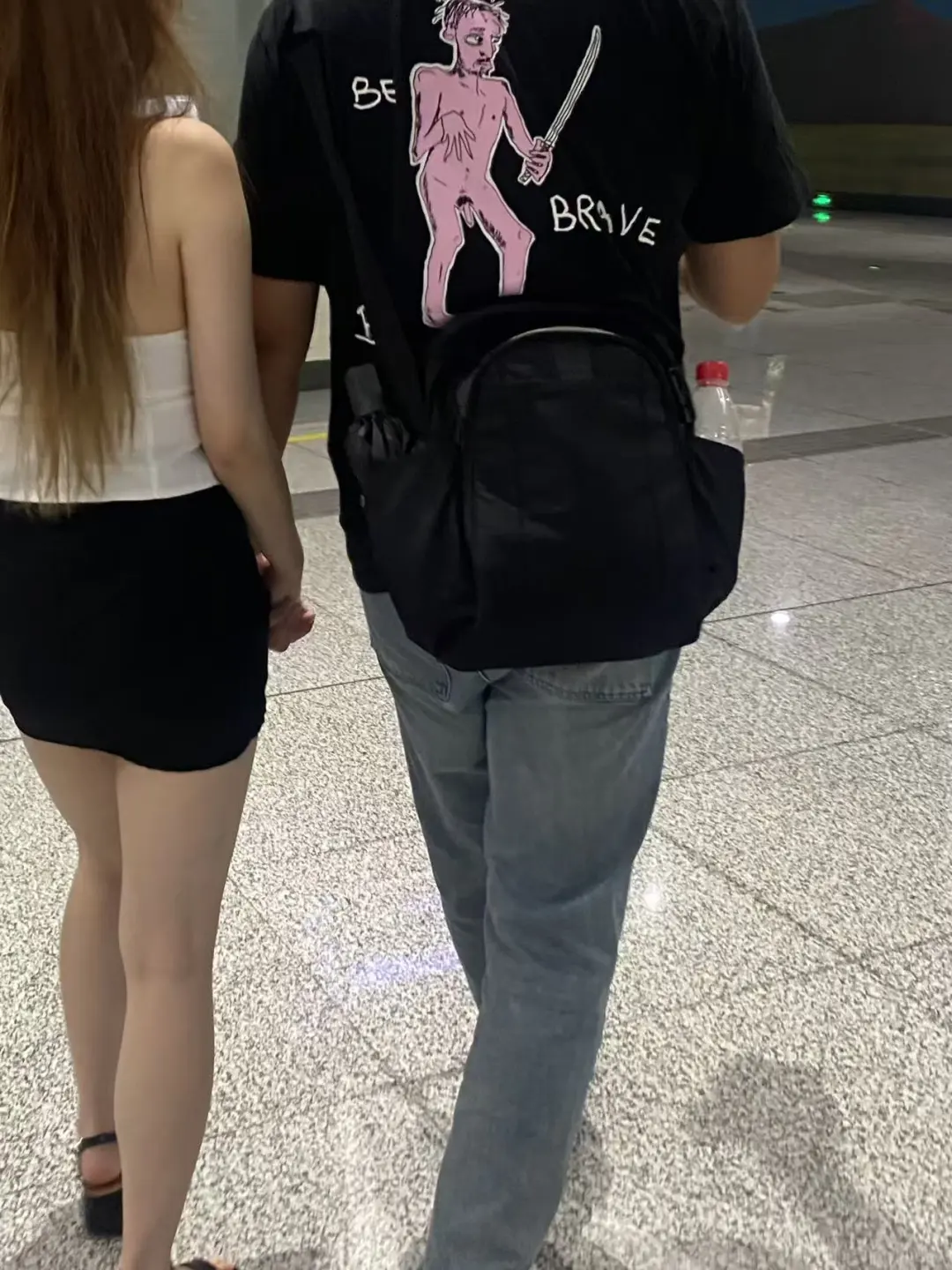 穿衣自由但还是的得体吧！