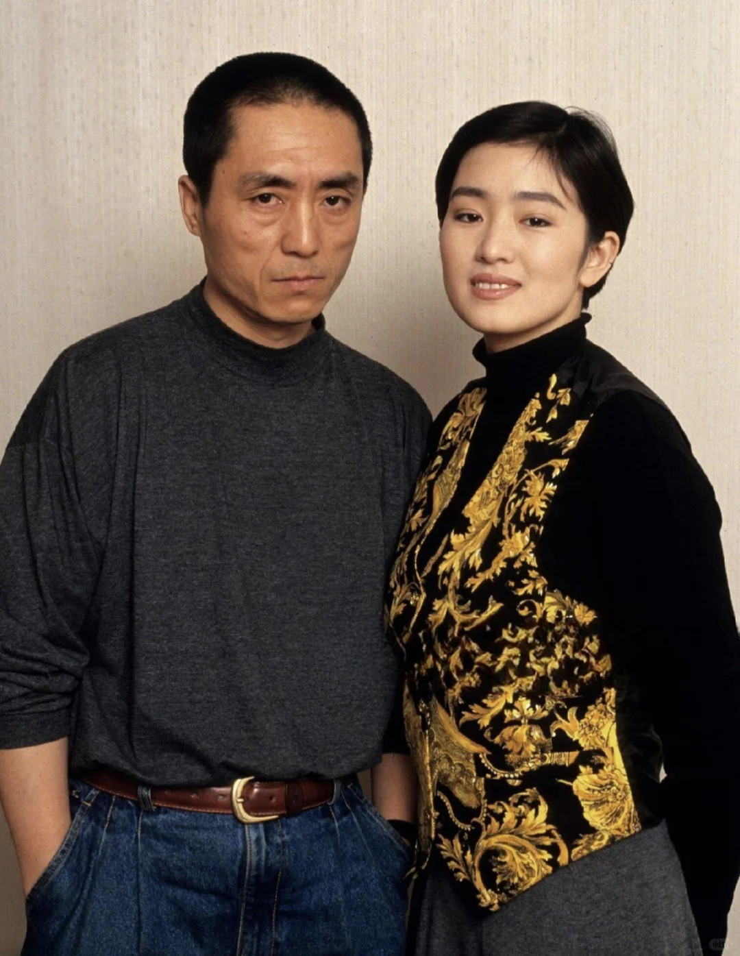 张艺谋和巩俐一组情侣写真，眼里都是爱意！