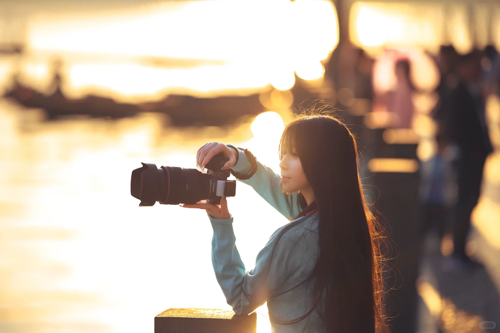 夕阳下的女摄影师