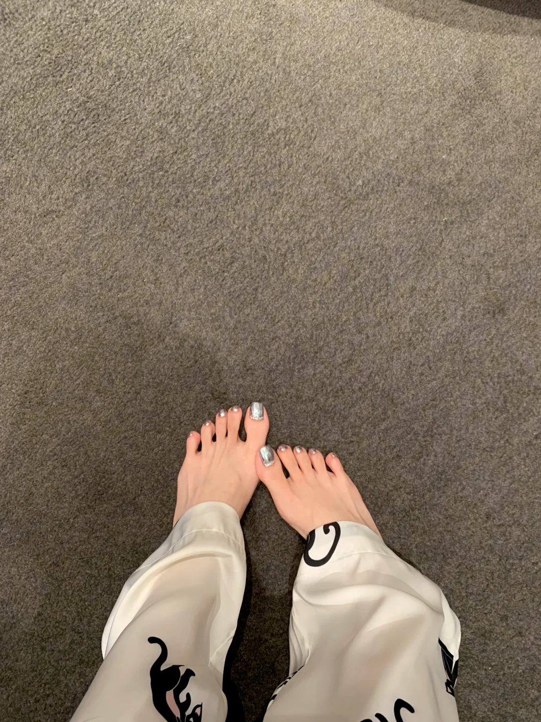 高级显白的魔镜粉美甲