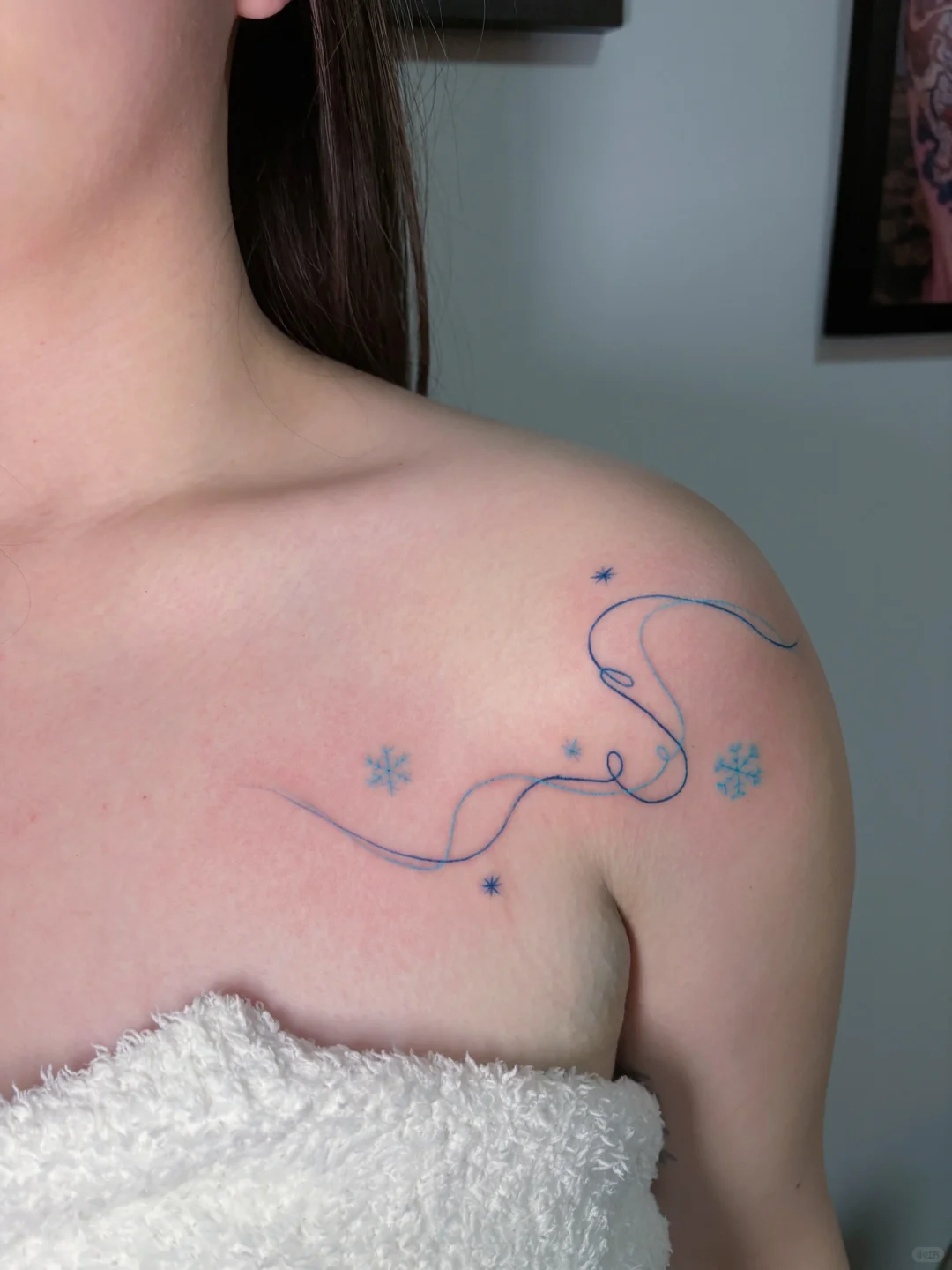 女生肩部tattoo｜极简彩色线条也可以很美