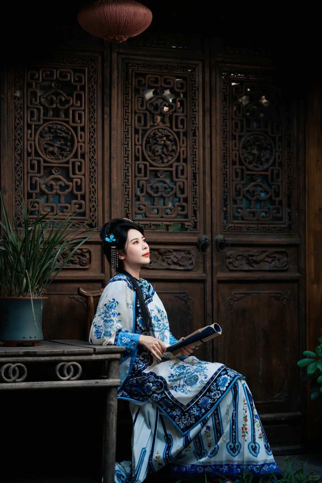 院子里的绣球花开了，正好拍清汉女写真
