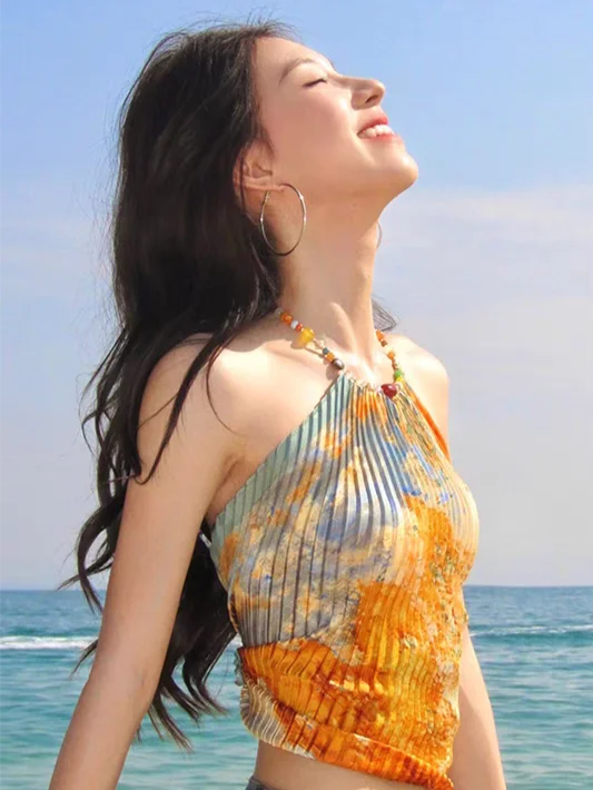 解锁夏日魅力！哥弟挂脖印花上衣